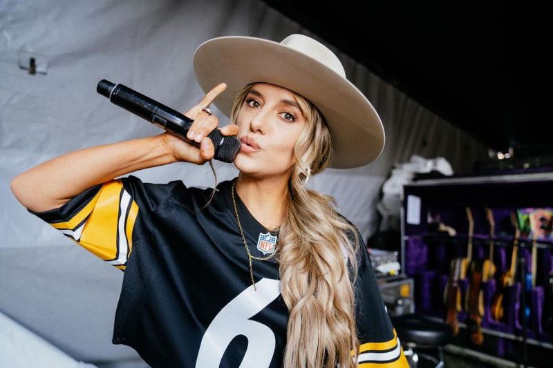  Lainey Wilson wears Hodges' jersey