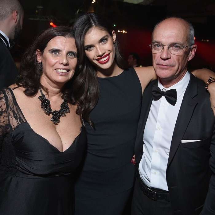 Sara Sampaio with Family