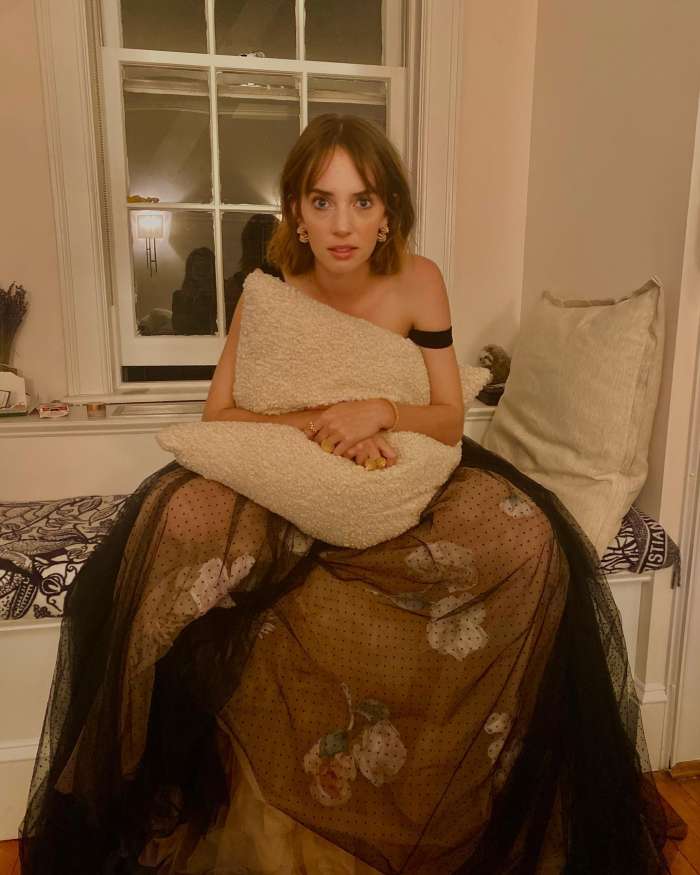 Maya Hawke Hot Pic In Off- Shoulder Dress