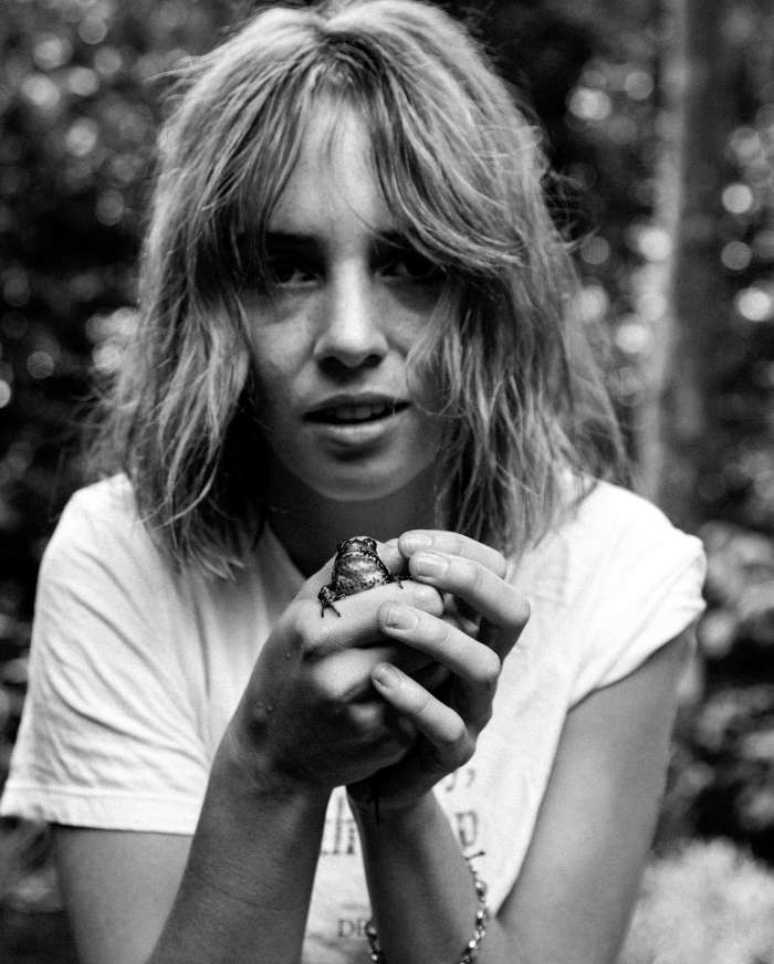 Maya Hawke Hot Pic With Frog