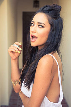 Hair - Shay Mitchell: Brown hair,  Hairstyle For Teens,  Shay Mitchell,  Emily Fields  