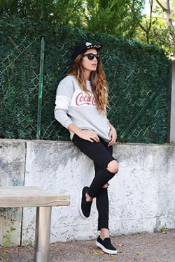 Fashion blog,  Grunge fashion: Ripped Jeans,  fashion blogger,  Pixie cut,  Grunge fashion,  Baseball cap,  Snapback Hair  