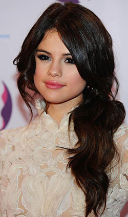 This Selena Gomez hairstyle is much loved by her as she has been spotted flaunting it various times.: 