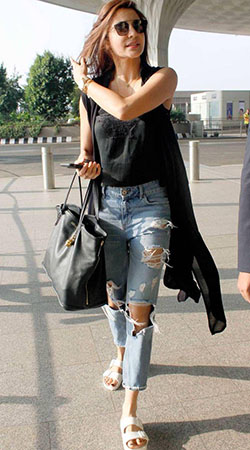 Casual Denim Outfits Anushka Sharma | Blue Jeans: Jeans Outfit,  Blue Jeans,  Jeans Outfit Ideas,  Ripped Jeans,  Cropped Jeans  