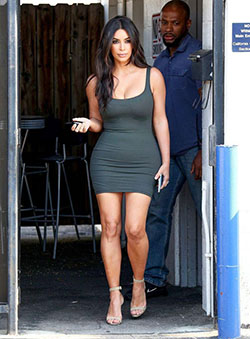 Kim Kardashian Outfit Ideas - Kim Kardashian Exposed Her Midriff When She Picked Up Takeout in LA: 