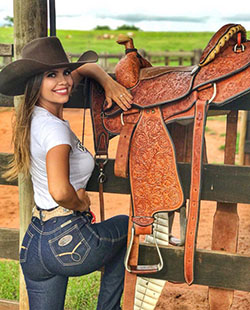 Modern Cowgirl Fashion | Cowgirl Fashion 2019: Western wear,  Cowboy hat,  Michelly Duarte,  Cowgirl Outfits,  Country Outfits  