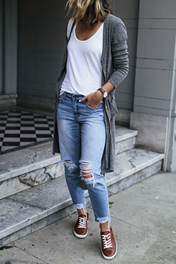 brown leather sneakers. 15 cool boyfriend jeans fall outfits you should try: Denim Outfits,  Ripped Jeans,  Sneakers Outfit,  Boyfriend Jeans  