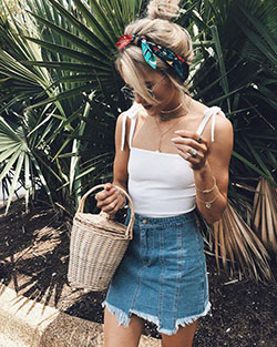 Pollera de JEAN, Bun hairstyle with Crop top, Casual wear: Denim skirt,  Lapel pin,  Outfits With Bun Hairstyle,  White Top,  Sand Top  