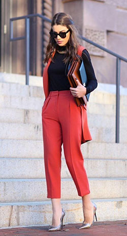 Simple Black Top With Red Pant: Dress code,  Business casual,  Informal wear,  Ropa para,  red trousers  