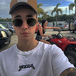 Justin Bieber wearing Ray-Ban RB3447 Round Metal sunglasses | SelectSpecs.com: 