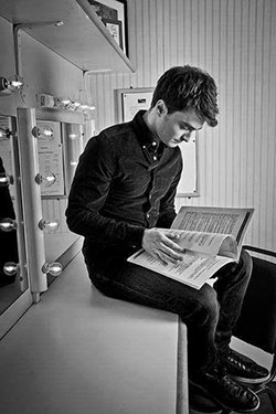 The Cripple of Inishmaan. Please, guys automatically look attractive when they're reading a book...: harry potter,  Emma Watson,  Harry Porter,  Harry Botter,  Daniel Radcliffe,  Daniel Radcliff  