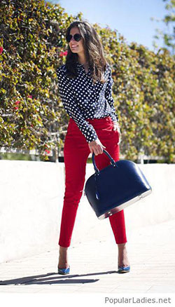 Outfit pantalon rojo. Polka dot shirt, red jeans and blue shoes: Business casual  