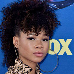 STORM REID AND LONNIE CHAVIS FLEX THEIR MUSCLE AT THE TEEN CHOICE AWARDS: 