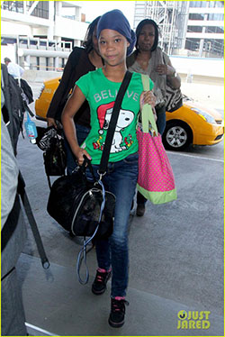 quvenzhane wallis lax flight out after globes 03 Quvenzhane Wallis grabs a hold ...: 