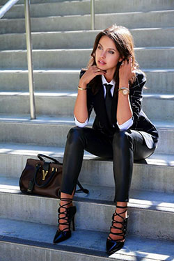 Girl boss look: Skinny Jeans,  High-Heeled Shoe  