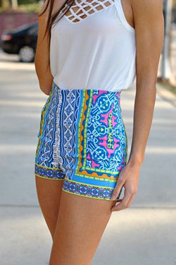 Patterned high waisted shorts: Casual Summer Outfit  
