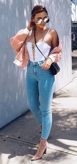 Genius Spring Outfit Ideas: High Waisted Jeans  