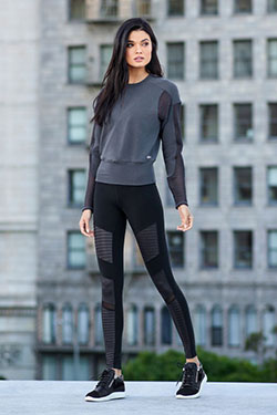 How To Look Fabulous In Yoga Pants: Casual Sporty Outfits  