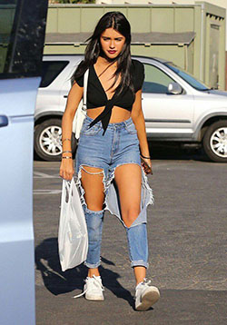 Madison beer ripped jeans: High waist jeans outfit,  Mom jeans,  Madison Beer  