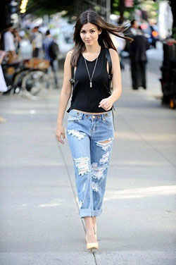 Boyfriend jeans outfit summer: Ripped Jeans,  Mom jeans,  Boyfriend Jeans  