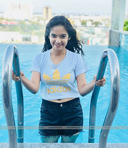 Fabulous pics of Anushka Sen navel in swimming pool: Anushka Sen,  Baal Veer  