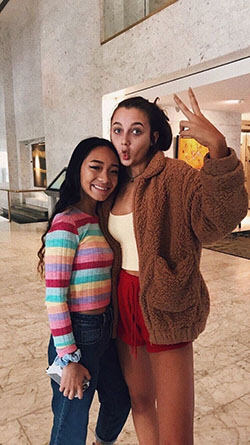 Teddy jackets look inspired by Emma Chamberlain: Teddy Jacket,  Emma Chamberlain  
