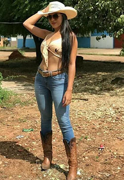 Sexy Cowgirl Outfit With Jeans And Top: Western wear,  Michelly Duarte,  Cowgirl Outfits,  cowgirl hat  
