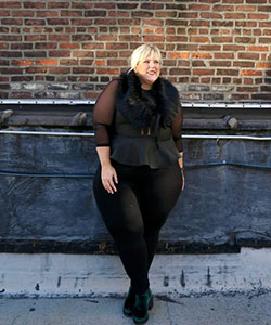 Curvy Woman Legging Outfit Ideas: Slim-Fit Pants,  Plus size outfit,  Legging Outfits  