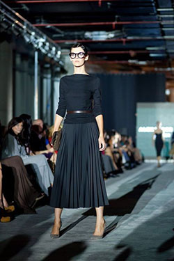 These are fantastic faldas plisadas, Skater Skirt: Lapel pin,  Pencil skirt,  Street Style,  Midi Skirt Outfit  