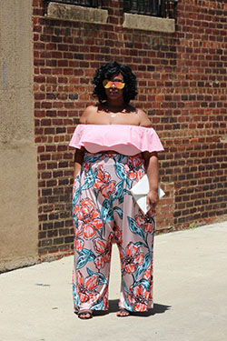 Outfits para flower power, Crop top: Plus size outfit,  Plus-Size Model  