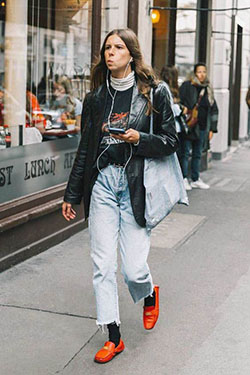 Dad jeans outfit women, Casual wear: Street Style,  Casual Outfits,  Street Outfit Ideas,  Cropped Jeans  