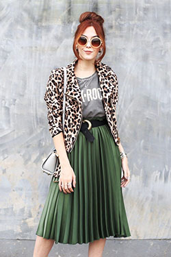Great outfit ideas for 2019 look saia plissada, Casual wear: shirts,  Skater Skirt,  Skirt Outfits,  Saia Midi,  Casual Outfits  