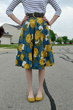 Gonna nera con fiori gialli: Skirt Outfits,  Fashion week,  Saia Midi  