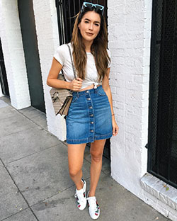 Jean skirt and sneakers, Denim skirt: Denim skirt,  Skirt Outfits,  Casual Outfits  