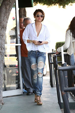 Distressed skinny jeans selena gomez: Casual Outfits,  Ripped Jeans,  Slim-Fit Pants,  Selena Gomez  
