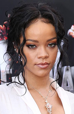 Facial makeup | Rihanna Makeup Looks | facial makeup, Rihanna Best Looks,