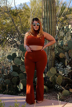 Casual Plus-Size Summer Fashion Ideas: Plus size outfit,  Plus-Size Model,  Nadia Aboulhosn,  Crop Top Outfits  