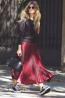Long pleated red skirt outfit: Long Skirt,  Skirt Outfits,  Street Style,  Casual Outfits  