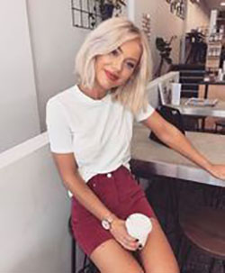 Beautiful woman short hair skirt: Casual Outfits,  Bob cut,  Hairstyle Ideas,  Brown hair,  Short hair,  Pixie cut  