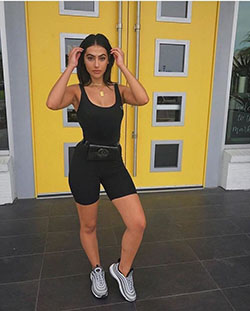 Look fitness com pochete, Casual wear: Shorts Outfit,  fashion goals,  Fanny pack,  Street Style,  Casual Outfits,  Gym shorts  