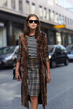 Designers just love these plaid 2018 street style, Street fashion: Street Style,  Animal print,  Trench coat,  Fashion week,  Jacket Outfits  