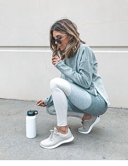 Outfit With Grey Leggings, Street fashion, Fitness fashion: fashion goals,  Fitness Model,  Legging Outfits,  Street Style,  Casual Outfits  