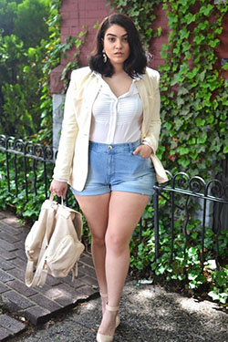 Curvy body for chubby outfit: Plus size outfit,  fashion blogger,  Plus-Size Model,  Nadia Aboulhosn,  Body Goals,  Street Style,  Chubby Girl attire  