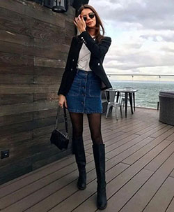 Outfit con falda de mezclilla y botas: Denim skirt,  Boot Outfits,  Over-The-Knee Boot,  Skirt Outfits,  Casual Outfits  