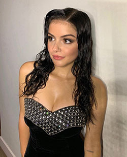 Easy to put together outfit. Ariel Winter, Modern Family: Wardrobe malfunction,  Ariel Winter,  Levi Meaden,  Hot Instagram Models  