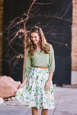 Get this vibrant look romantico floral, Floral design: Skirt Outfits,  Floral design,  Fashion week,  Casual Outfits,  Floral Midi,  Floral Outfits  