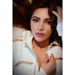 Shama Sikander Hot Pics, Shah Rukh Khan: Photo shoot,  Hot Instagram Models,  Shama Sikander,  Mahesh Babu,  Sarileru Neekevvaru  