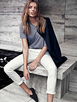 Grey t shirt with white pants: College Outfit Ideas  