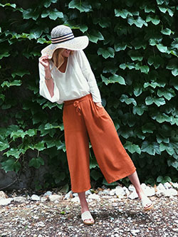 Flowy capri pants outfit: Crop top,  Slim-Fit Pants,  Clothing Ideas,  Pant Outfits,  Capri pants,  Casual Outfits  