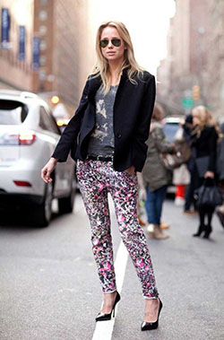 Floral print trousers street style: Jeans Fashion,  Floral design,  Floral Pants,  Street Style,  Casual Outfits,  Floral Outfits,  print Trousers  